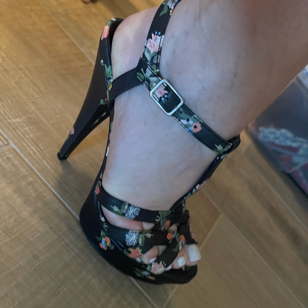 Saint Laurent Black Floral T-Strap Leather Heels - Picture 7 of 8